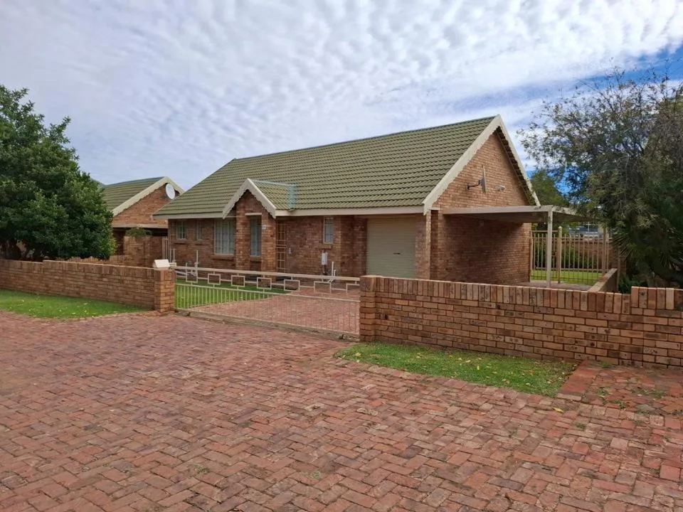 3 Bedroom Townhouse for sale in Langenhovenpark