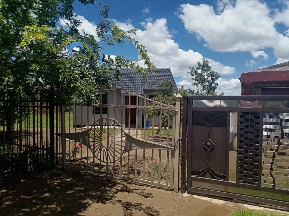 2 Bedroom House for sale in Molifi Tau Kloof