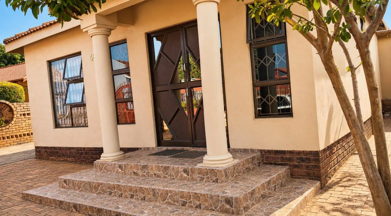 2 Bedroom House for sale in Geelhoutpark