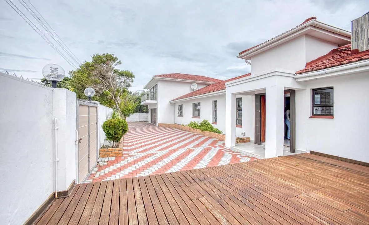 4 Bedroom House for sale in Beacon Bay