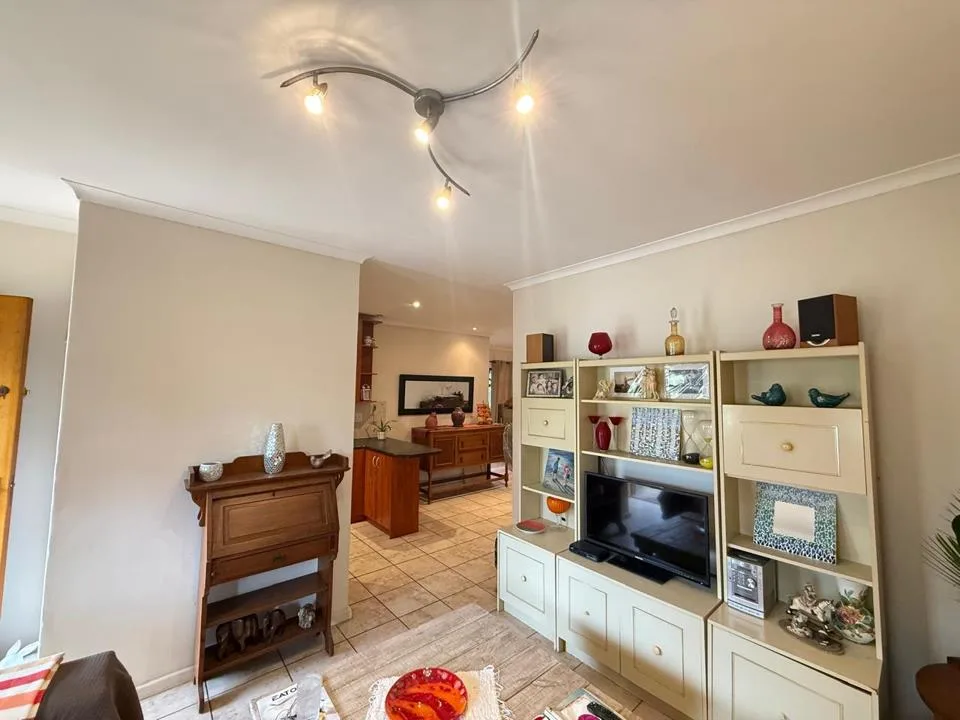 3 Bedroom House to rent in The Crest