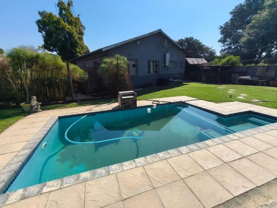 4 Bedroom House for sale in Oos Einde