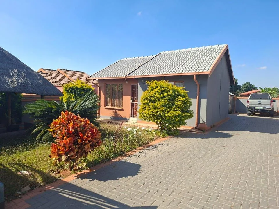 2 Bedroom House for sale in Tlhabane West