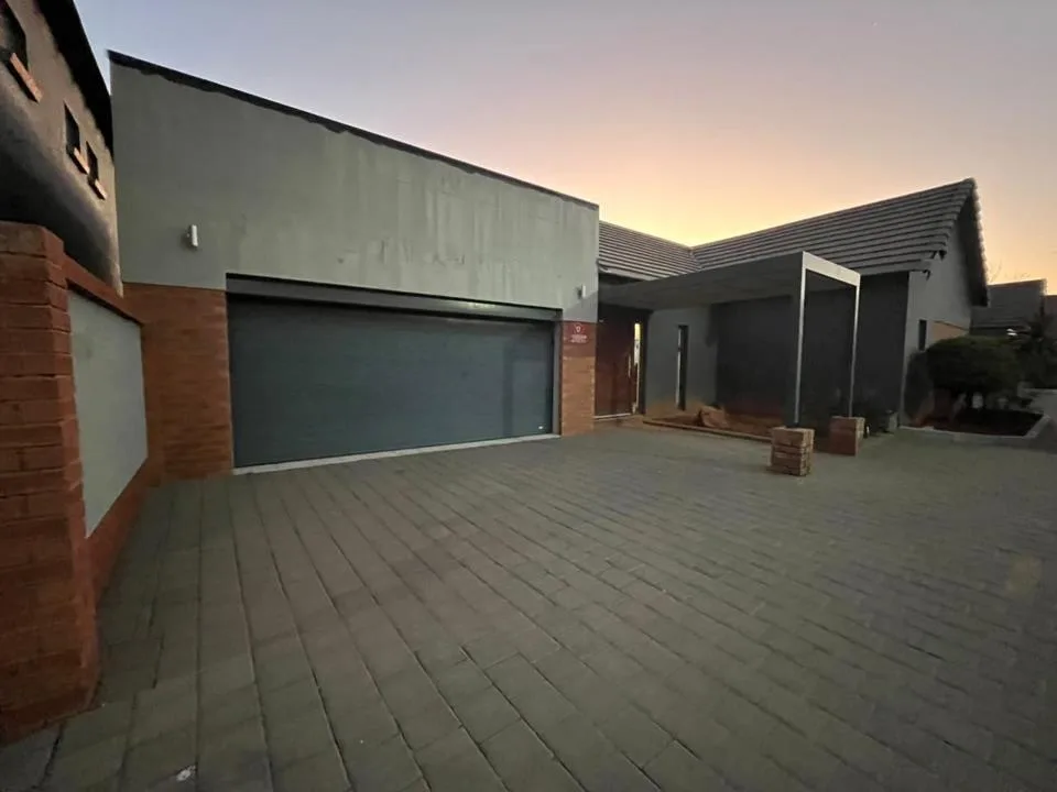 2 Bedroom Townhouse for sale in Groenvlei SH
