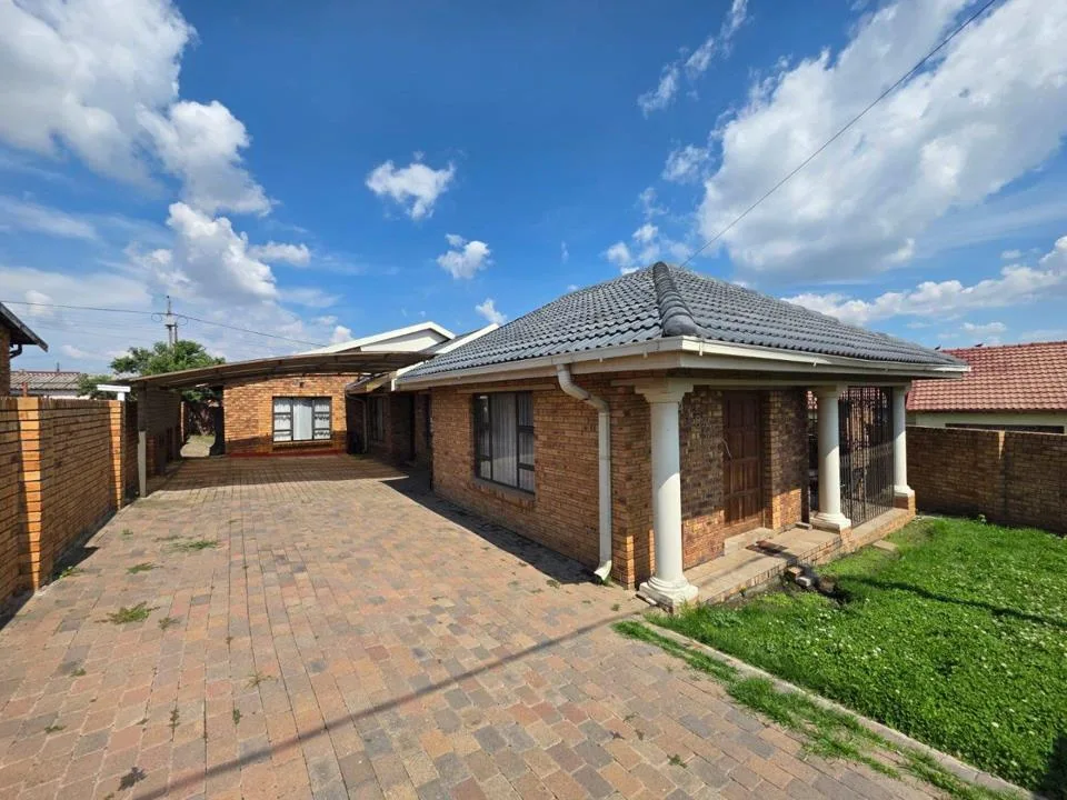4 Bedroom House for sale in Thorisong