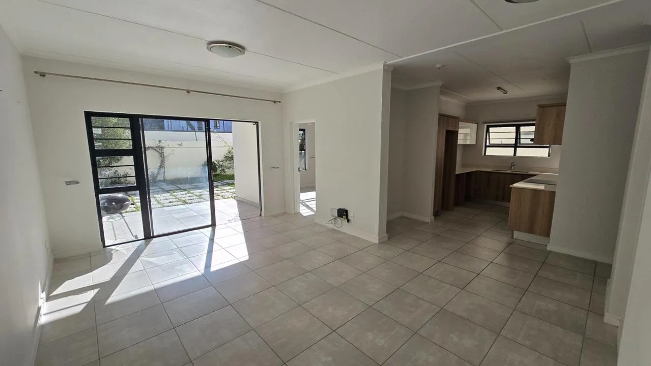3 Bedroom Apartment / flat to rent in Somerset West Mall Triangle