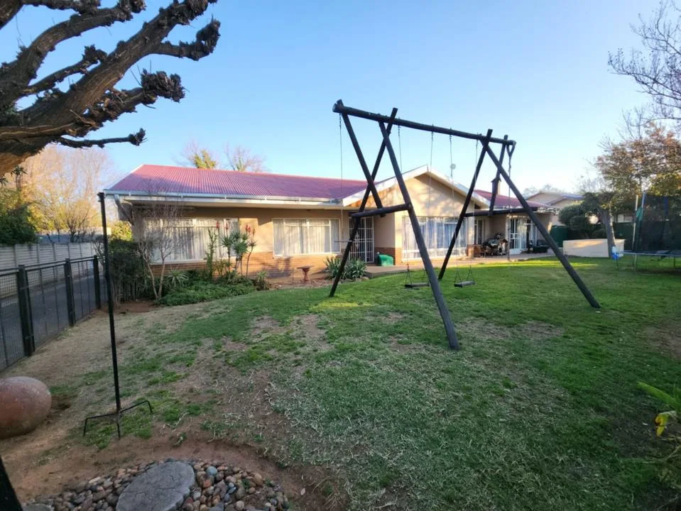 6 Bedroom House for sale in Universitas