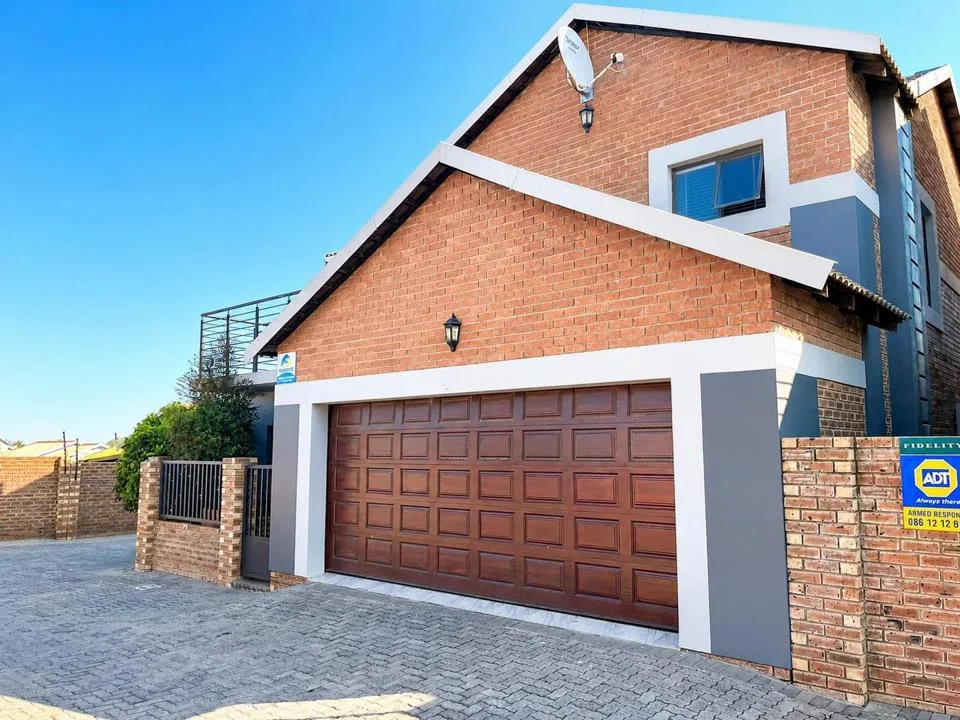 4 Bedroom Townhouse to rent in Heuwelsig
