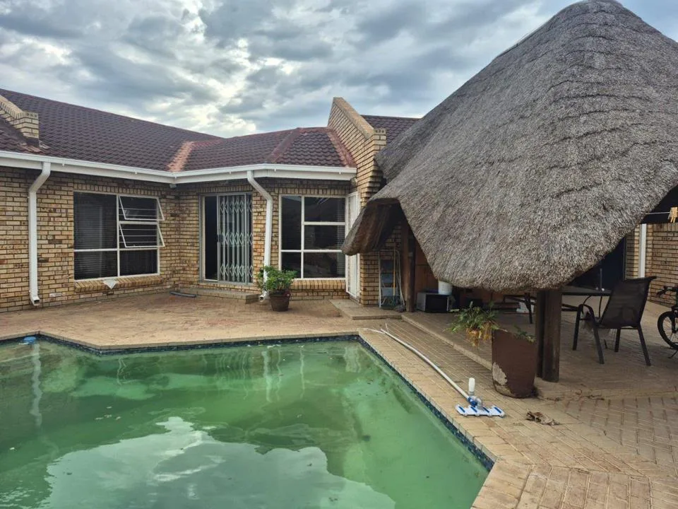 3 Bedroom House for sale in Roylglen Gardens