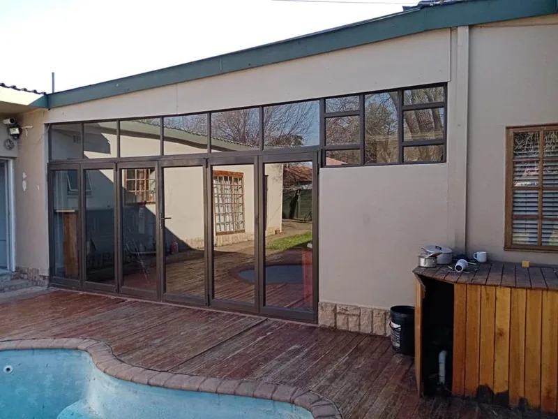 11 Bedroom House for sale in Universitas