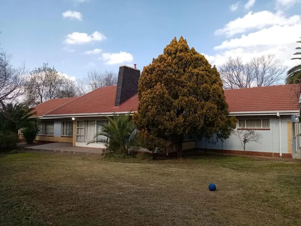 10 Bedroom House for sale in Universitas