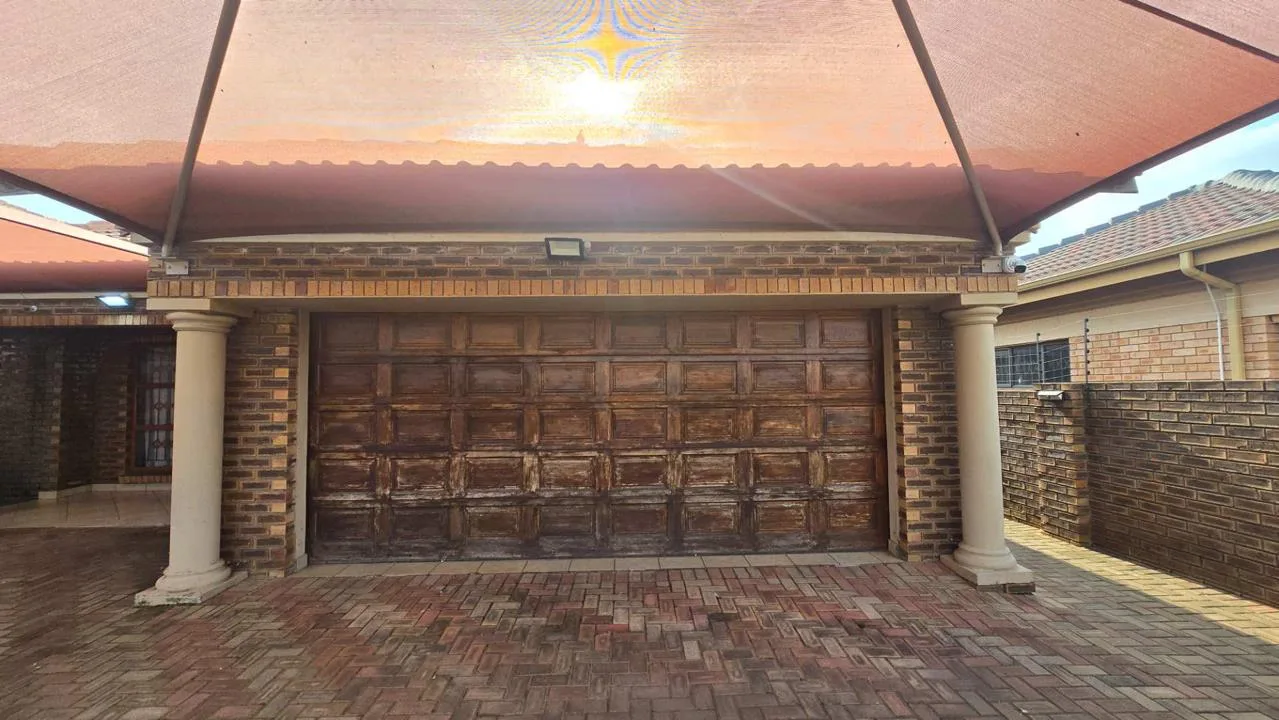 4 Bedroom House for sale in Aerorand