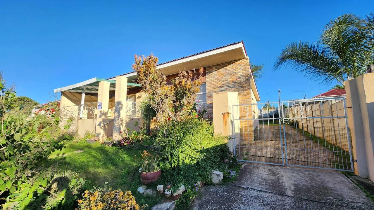 4 Bedroom House for sale in Bothasrus