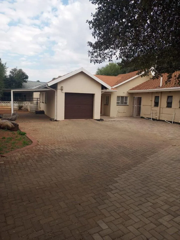 3 Bedroom House for sale in Lindene