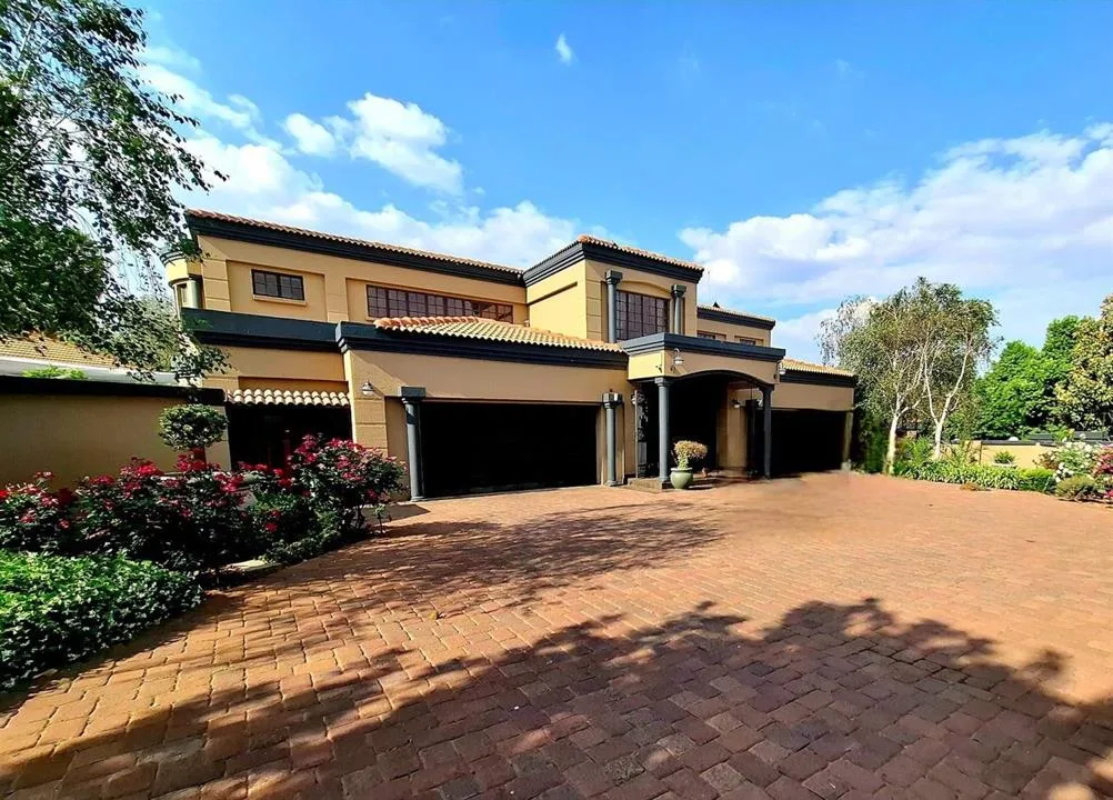 6 Bedroom House for sale in Aerorand