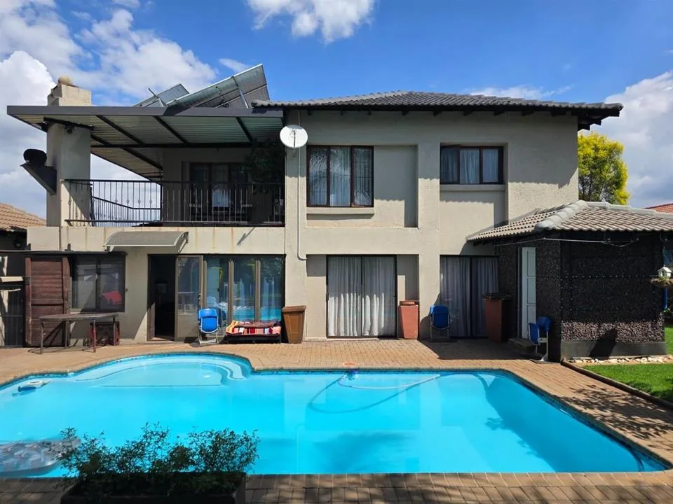 5 Bedroom House for sale in Aerorand