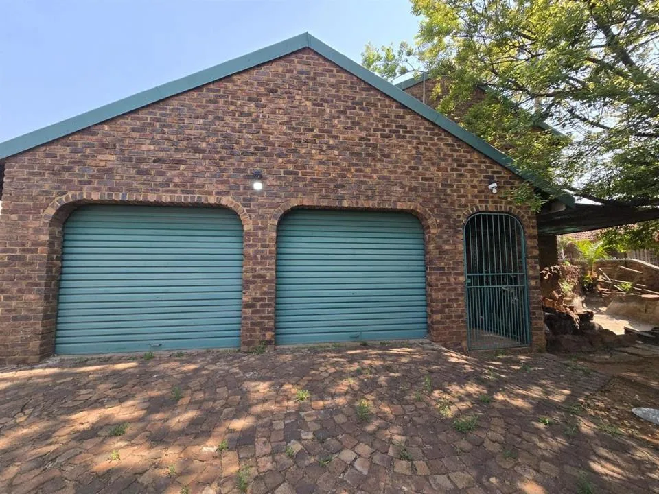 8 Bedroom House for sale in Aerorand