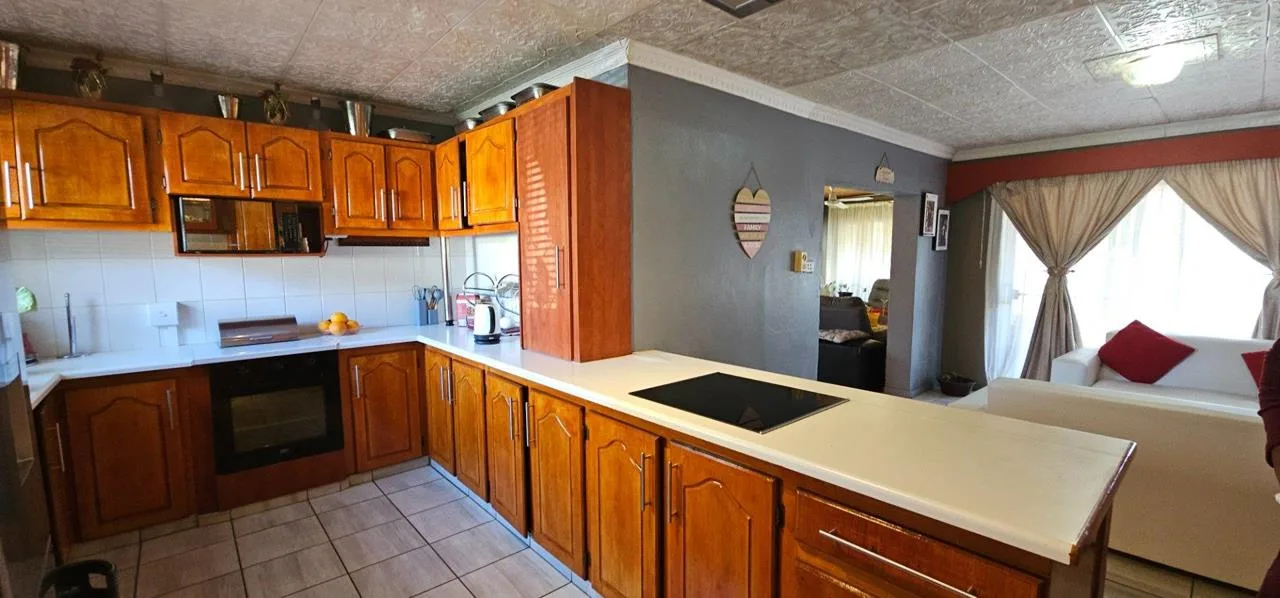 4 Bedroom House for sale in Uitsig