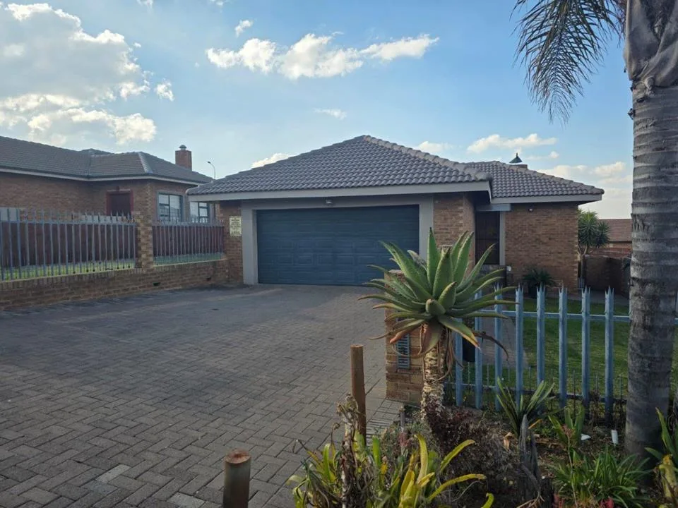 3 Bedroom House for sale in Model Park