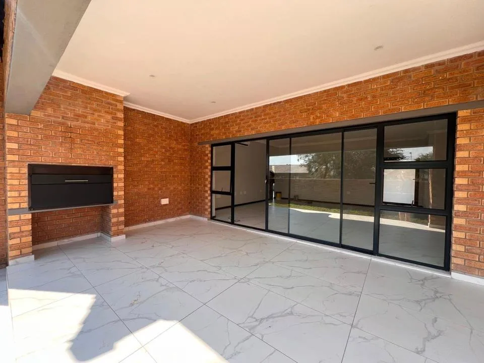 4 Bedroom House for sale in Chroompark