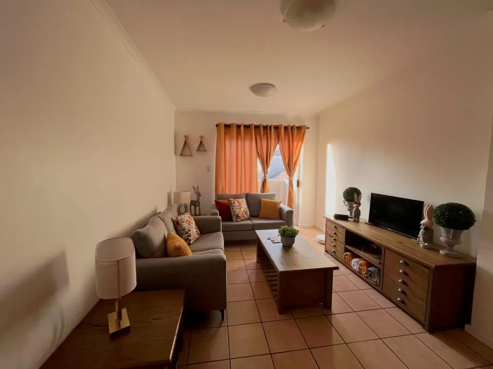 2 Bedroom Apartment / flat to rent in Uitzicht
