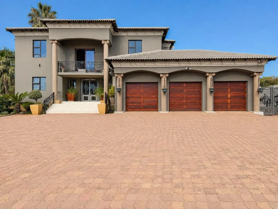 4 Bedroom House for sale in Wilkoppies