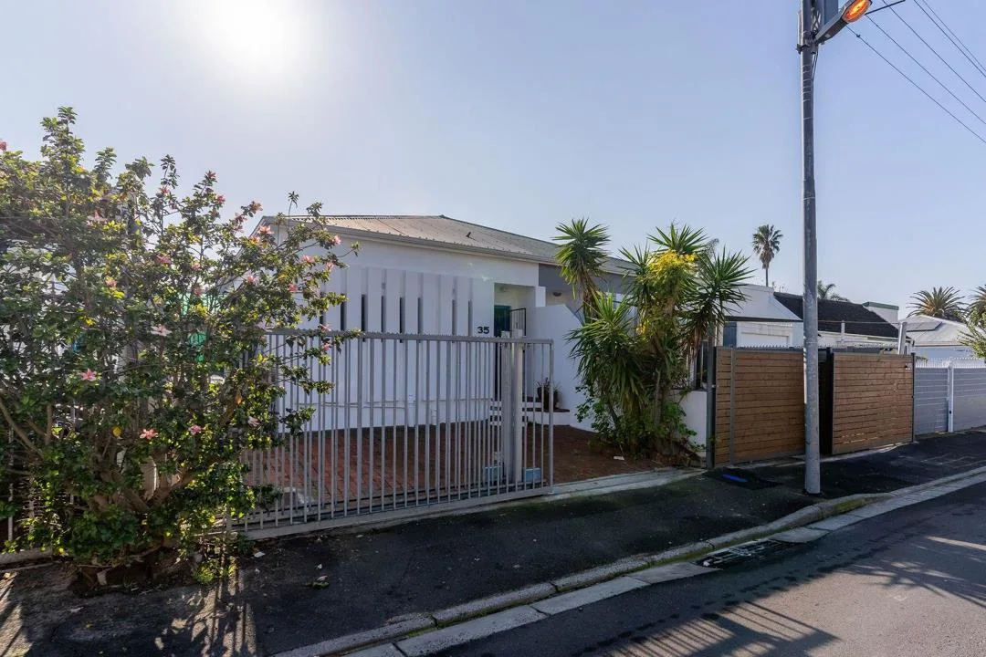 2 Bedroom House to rent in Claremont