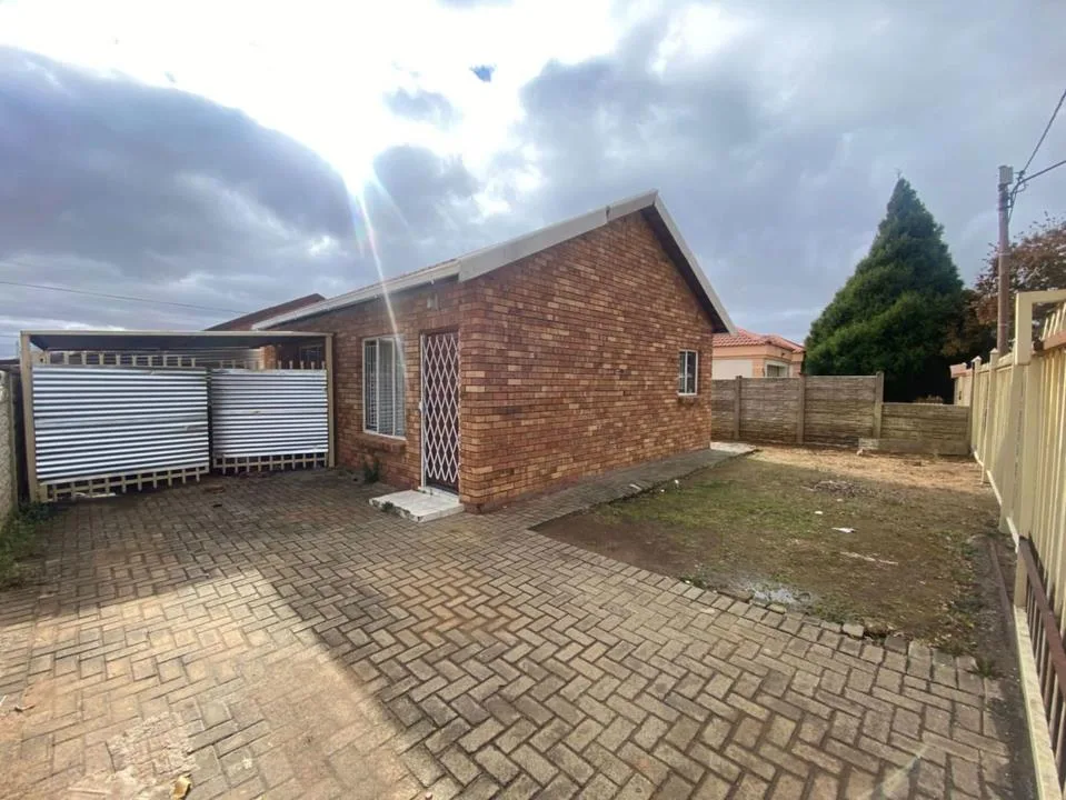 2 Bedroom House for sale in Mandela View
