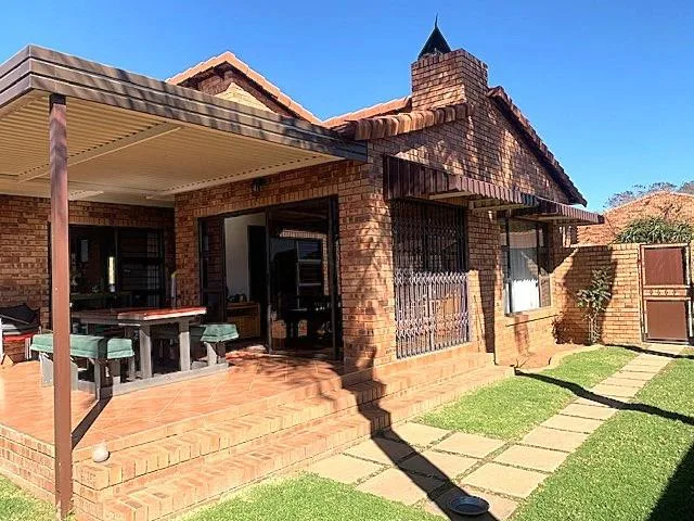 3 Bedroom Townhouse to rent in Honeydew Manor