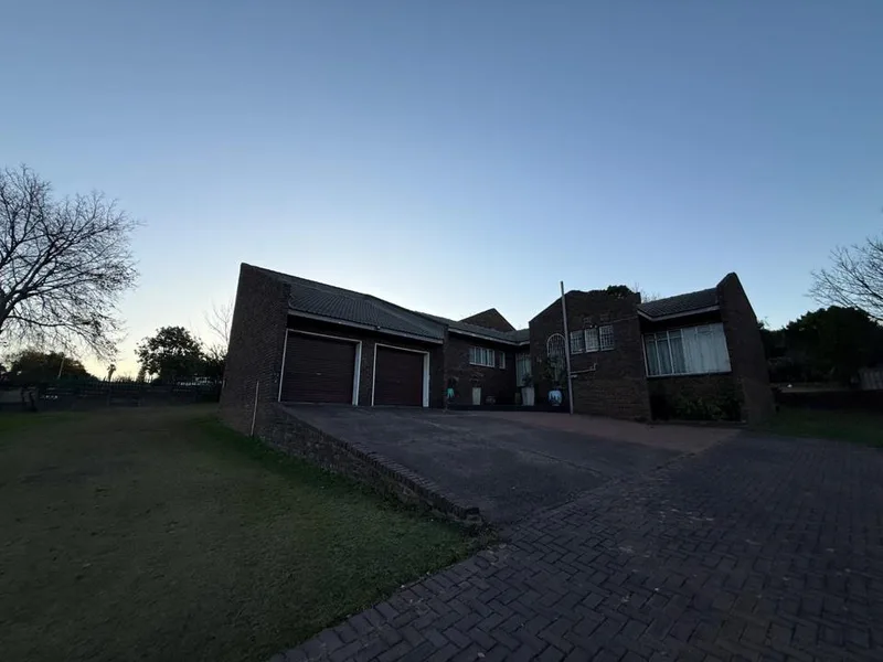4 Bedroom House for sale in Model Park