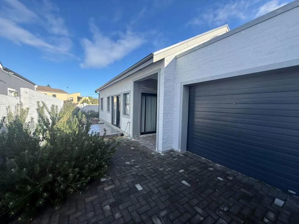 2 Bedroom House to rent in Sandbaai