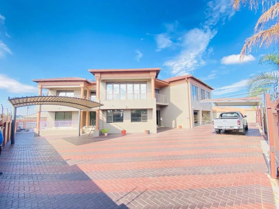 5 Bedroom House for sale in Aerorand