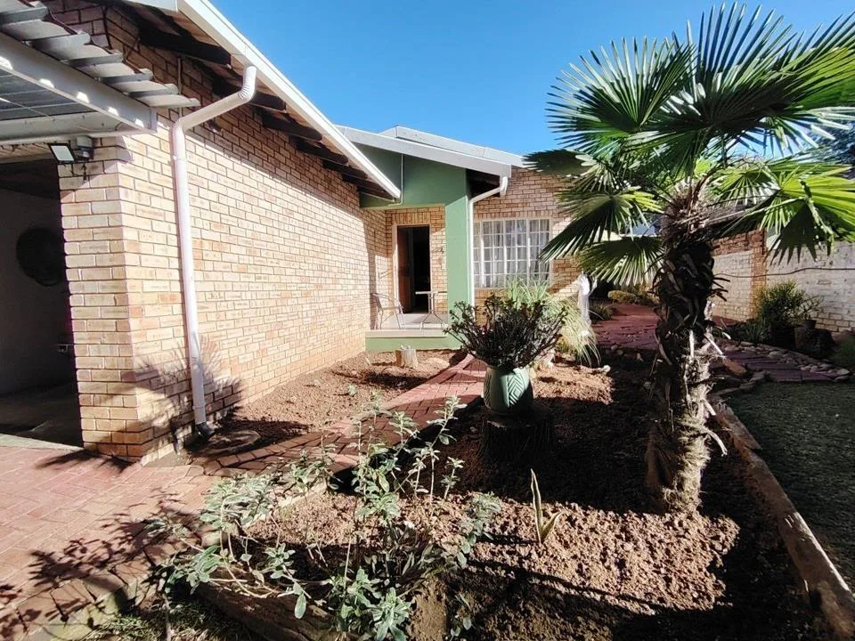 3 Bedroom House for sale in Geelhoutpark