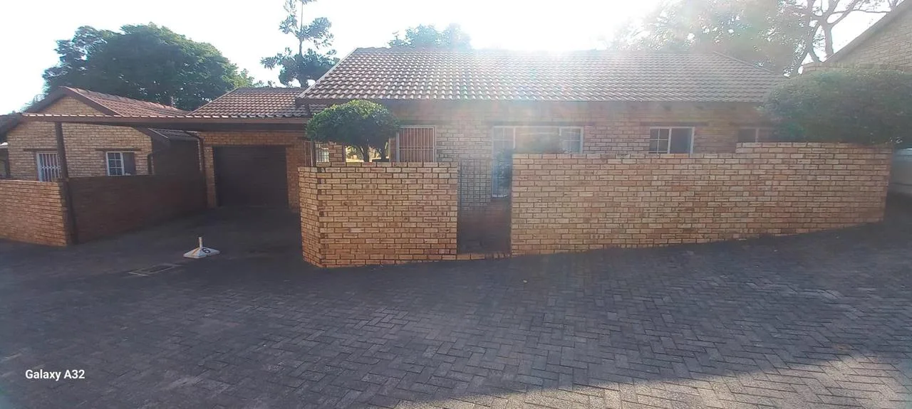 3 Bedroom Townhouse for sale in Safari Gardens