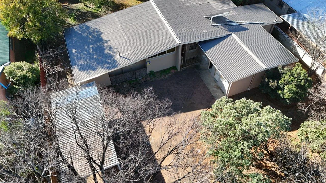 8 Bedroom House for sale in Universitas