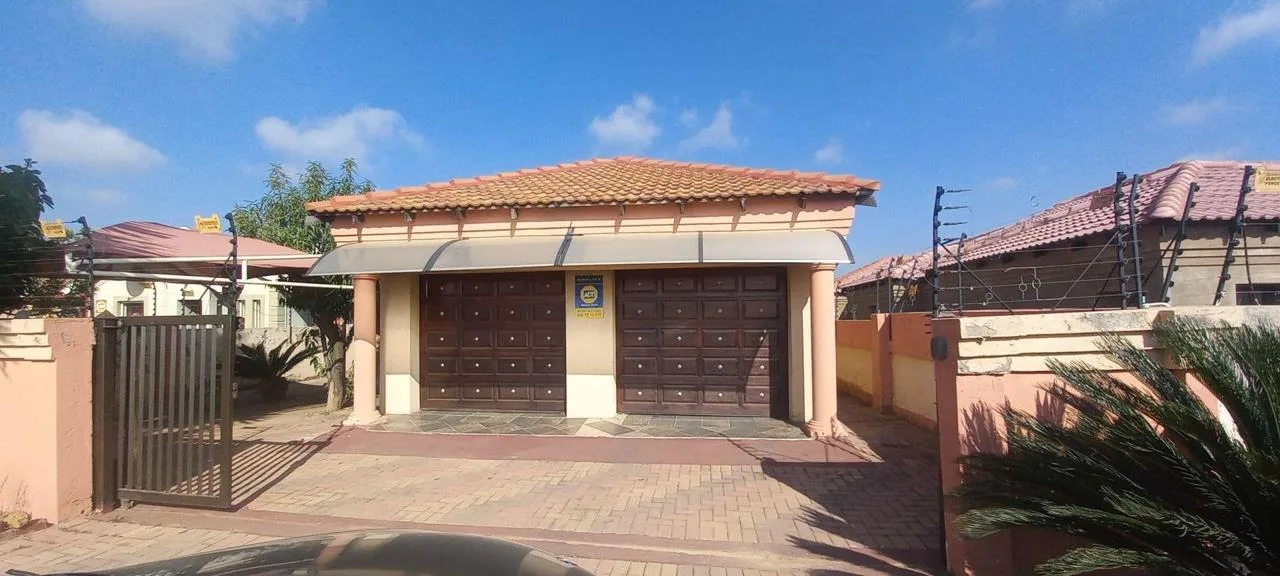 3 Bedroom House for sale in Mahlasedi Park
