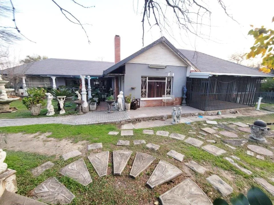 4 Bedroom House for sale in Suidrand