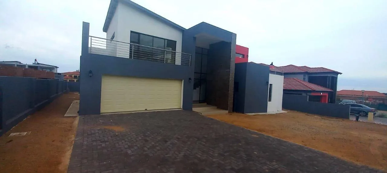 5 Bedroom House for sale in Woodhill Estate