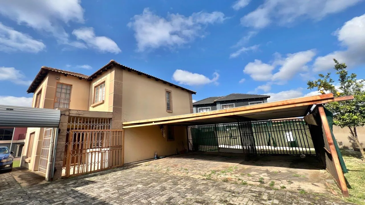 4 Bedroom House to rent in Rosslyn