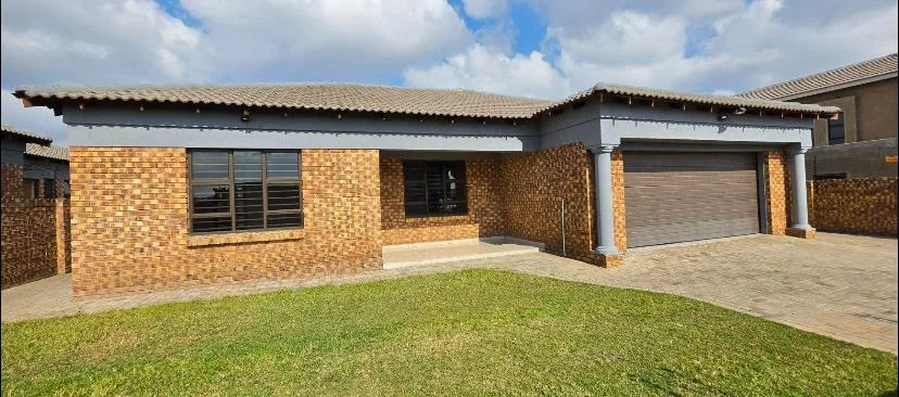 4 Bedroom House for sale in Aerorand