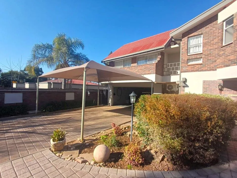 5 Bedroom House for sale in Bayswater