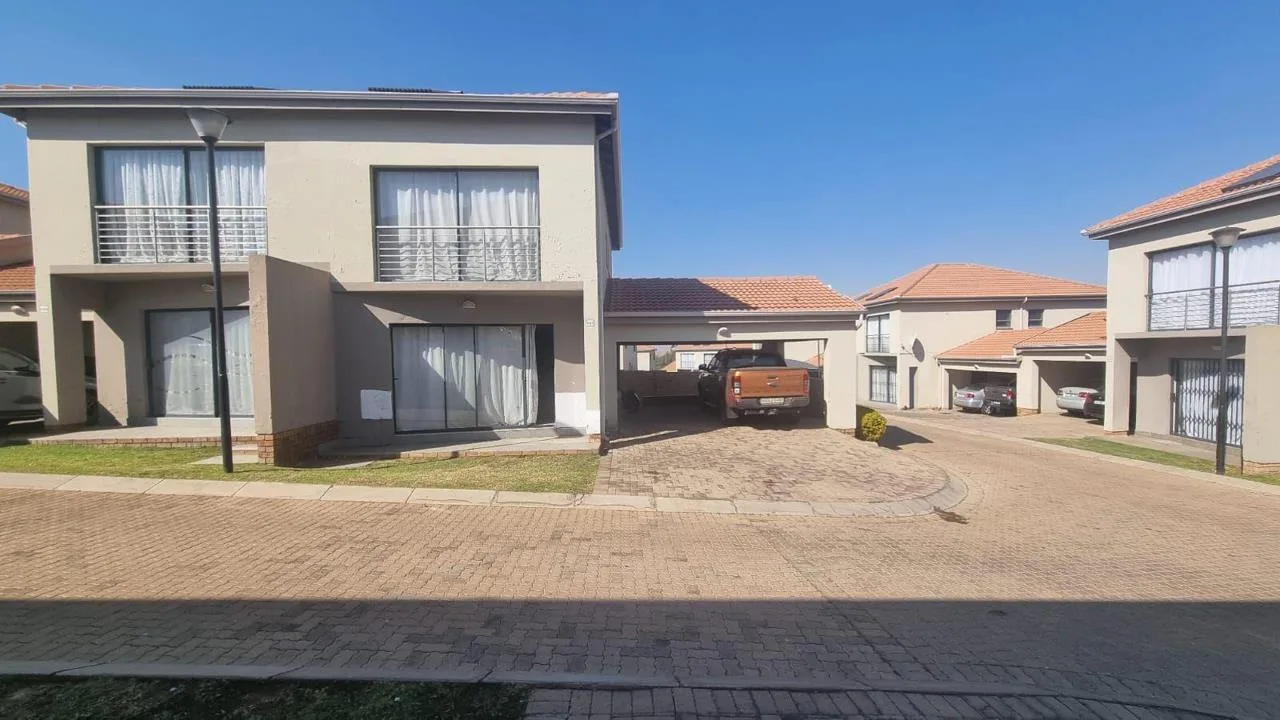 3 Bedroom Townhouse for sale in Jackaroo Park