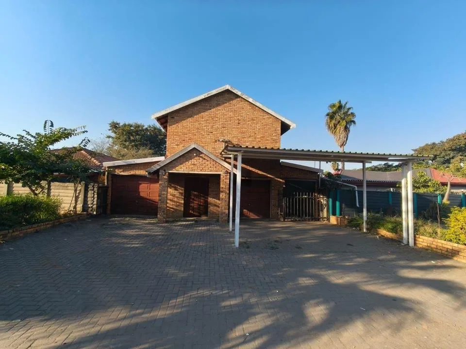 4 Bedroom House for sale in Oos Einde