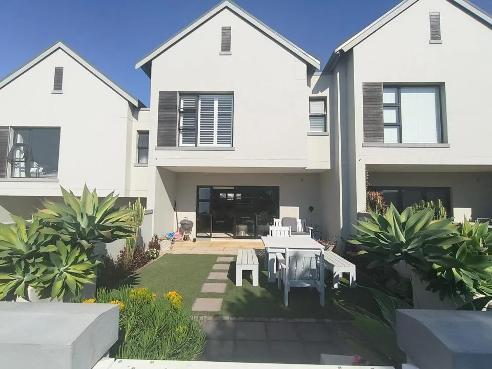 3 Bedroom Townhouse to rent in Emberton Estate