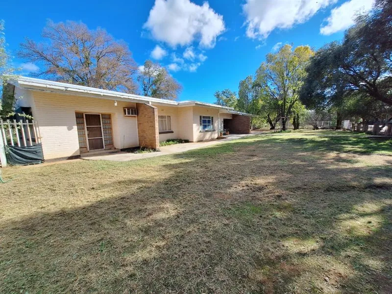 5 Bedroom House for sale in Delportshoop