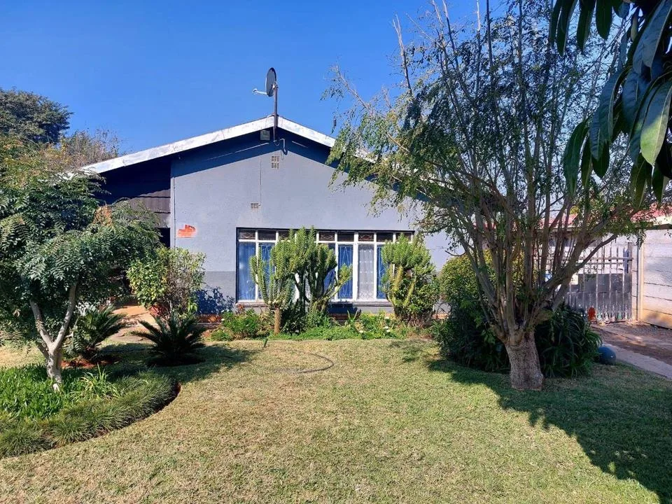 4 Bedroom House for sale in Oos Einde