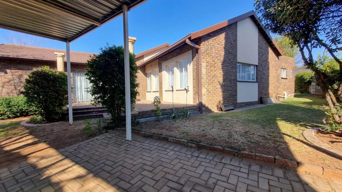 4 Bedroom House for sale in Aerorand