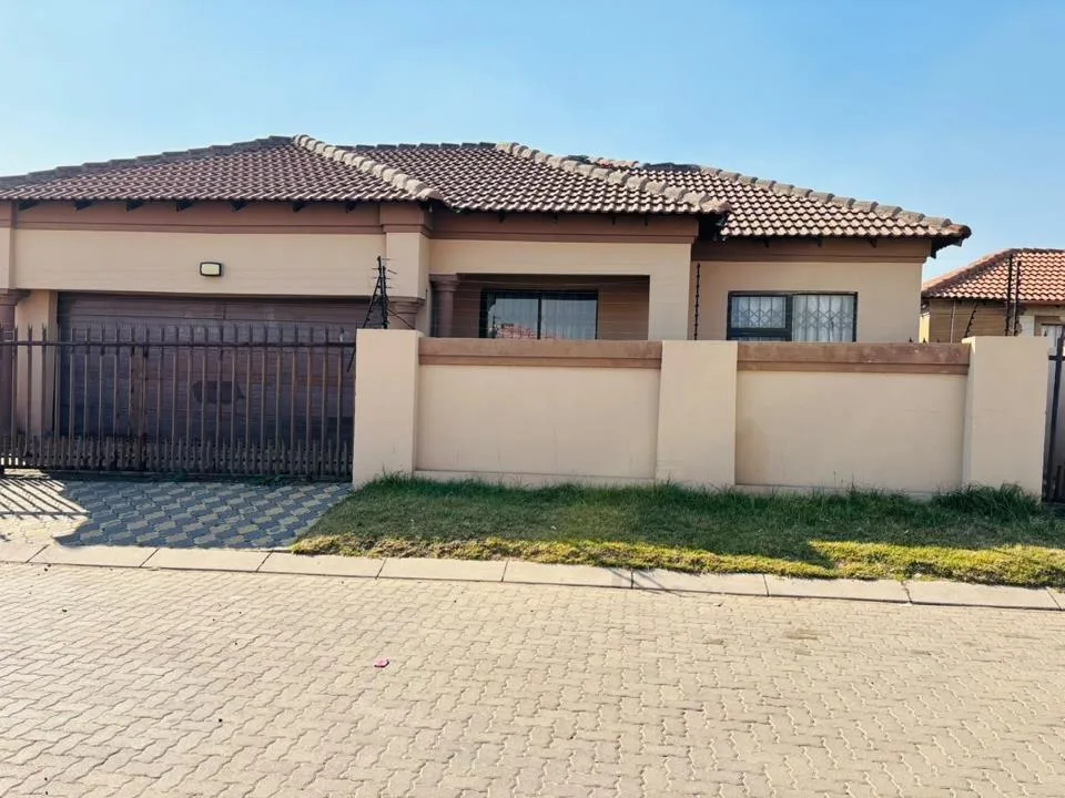 9 Bedroom House for sale in Tasbet Park