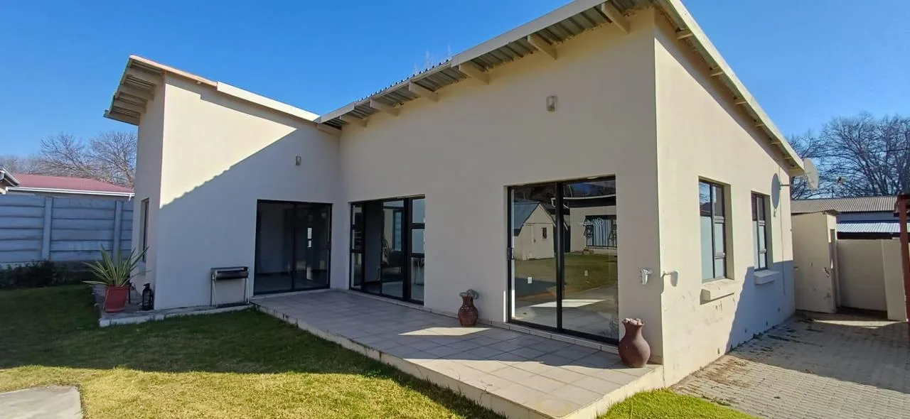 Townhouse to rent in Eureka