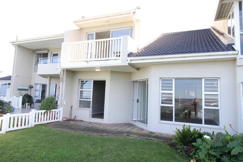 3 Bedroom Townhouse for sale in Gonubie